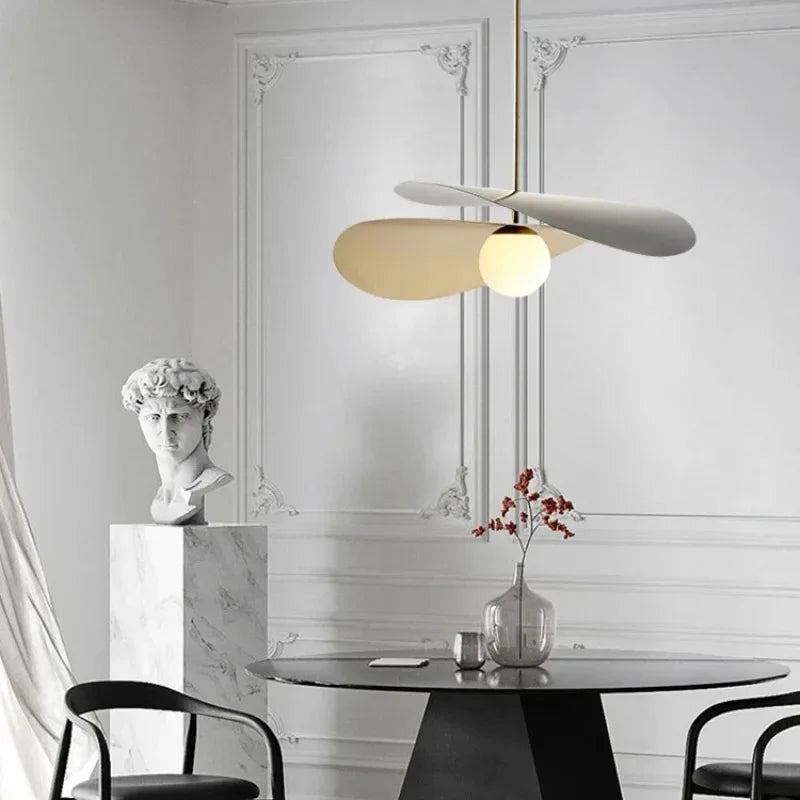 suspension lumineuse moderne or noir blanc ailes métalliques incurvées minimaliste chambre salon