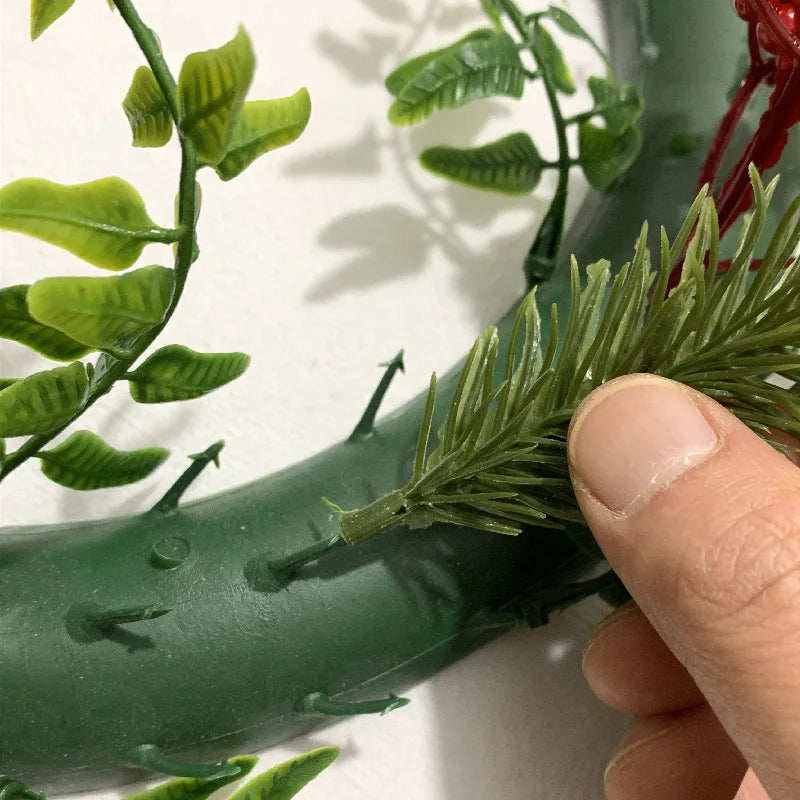 décoration noël couronne verte moderne branches baies rouges cônes pin taille 15 20 25
