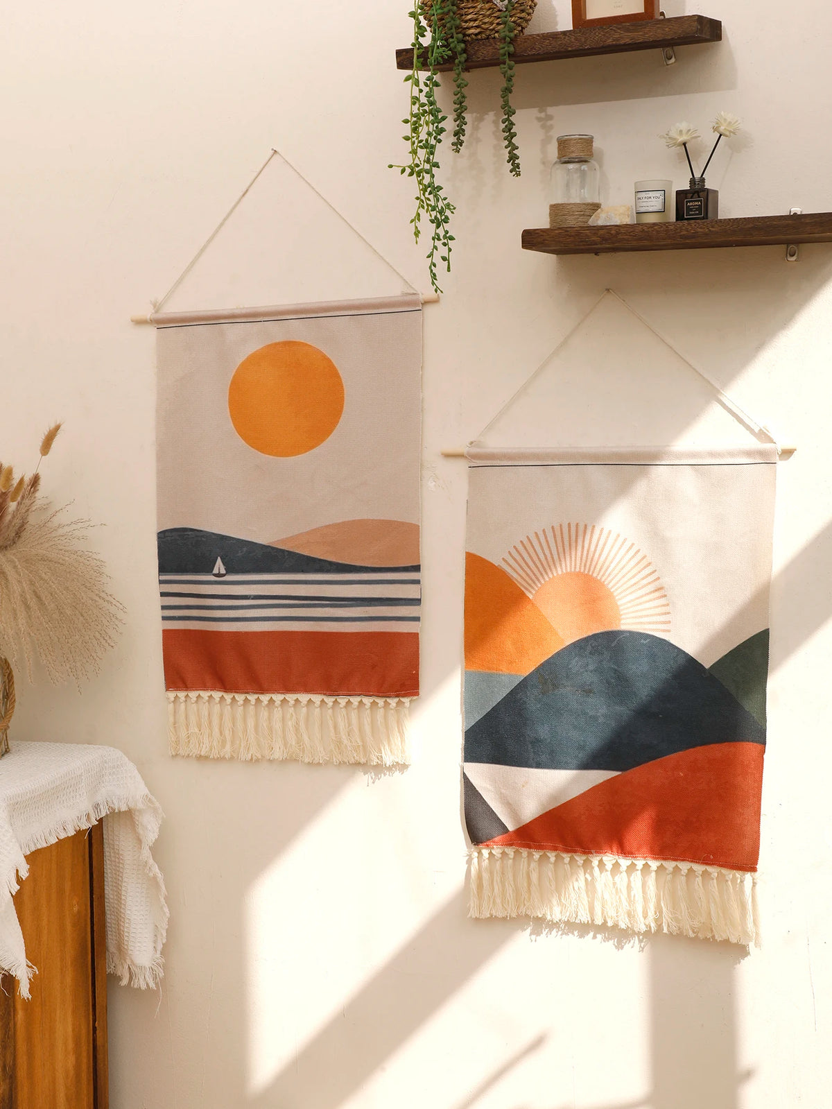 tapisserie moderne paysage soleil montagnes lignes horizontales franges beige orange bleu marine rouge brun
