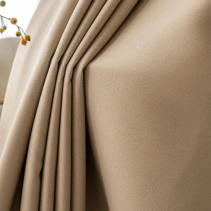 Rideaux élégants beige pour salon moderne, décoration intérieure, style contemporain, ambiance chaleureuse, idéal pour un cadre chic et confortable, accessoire de maison tendance.