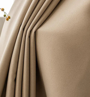 Rideaux élégants beige pour salon moderne, décoration intérieure, style contemporain, ambiance chaleureuse, idéal pour un cadre chic et confortable, accessoire de maison tendance.