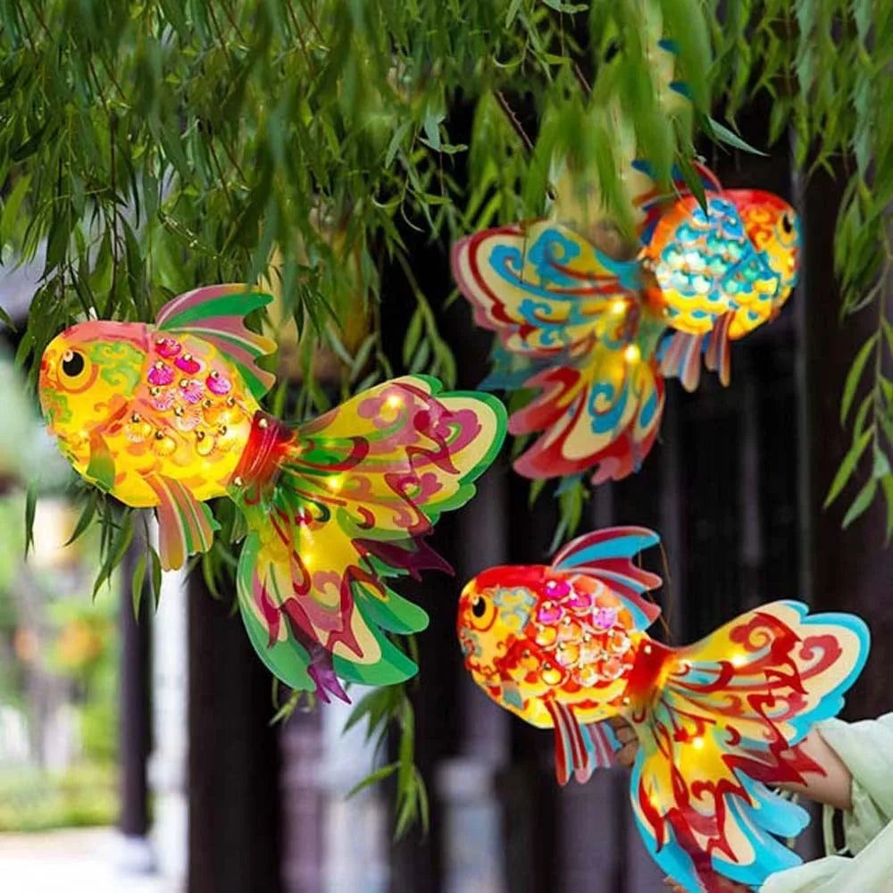 lampe poisson rouge jaune bleu artisanale imprimée florale brillante décorative fil suspension événement festive