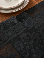 chimene table noir dentelle motif floral bordures franges assiettes couverts tasse théière gâteau cerises