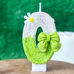 bougies anniversaire fleurs blanches jaunes ruban vert décor enfant paillettes multicolores festives gâteau
