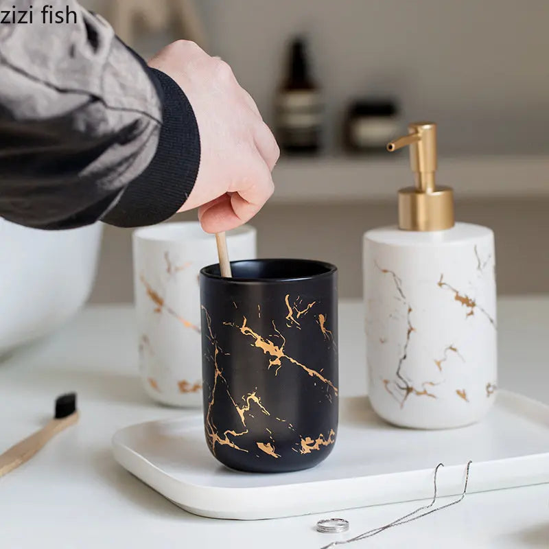 ensemble salle bain moderne blanc doré marbre veines élégant pompe tasse dents support savon