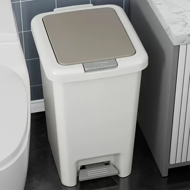 Poubelle à pédale rectangulaire rouge dans une salle de bain moderne