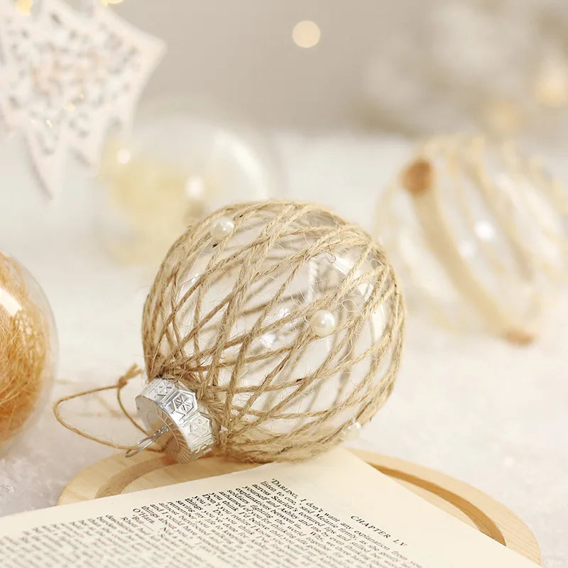 Boules de Noël jaune fluo suspendues à un sapin