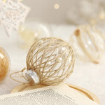 Boules de Noël jaune fluo suspendues à un sapin