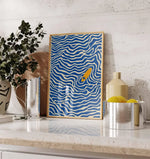 affiche moderne surfeur bleu blanc jaune vague ondulée rectangle vertical sans cadre