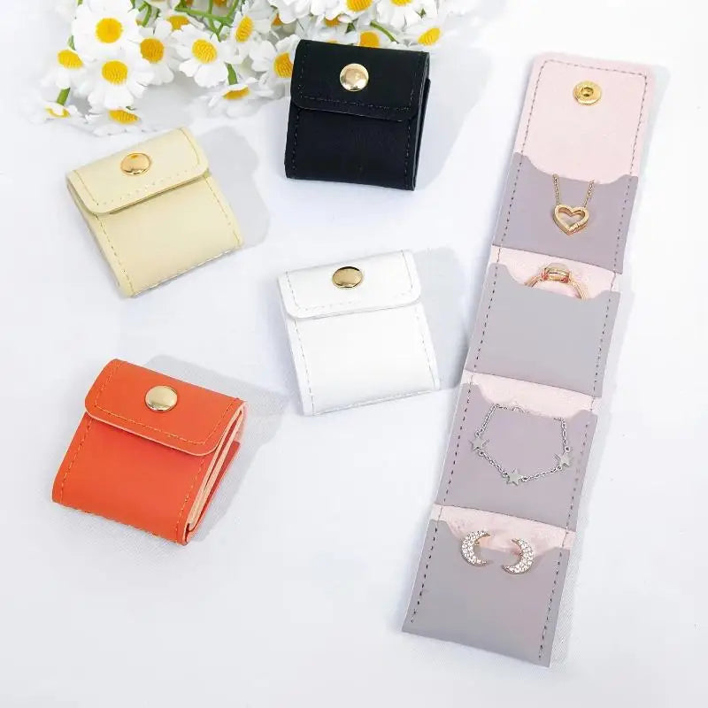 porte bijoux simili cuir violet moderne boutons pression collier bracelet boucles oreilles violet blanc