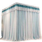 Rideaux longs et élégants avec motifs dentelle et tons de bleu turquoise, créant une ambiance sophistiquée et relaxante.