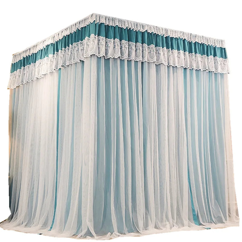 Rideaux longs et élégants avec motifs dentelle et tons de bleu turquoise, créant une ambiance sophistiquée et relaxante.