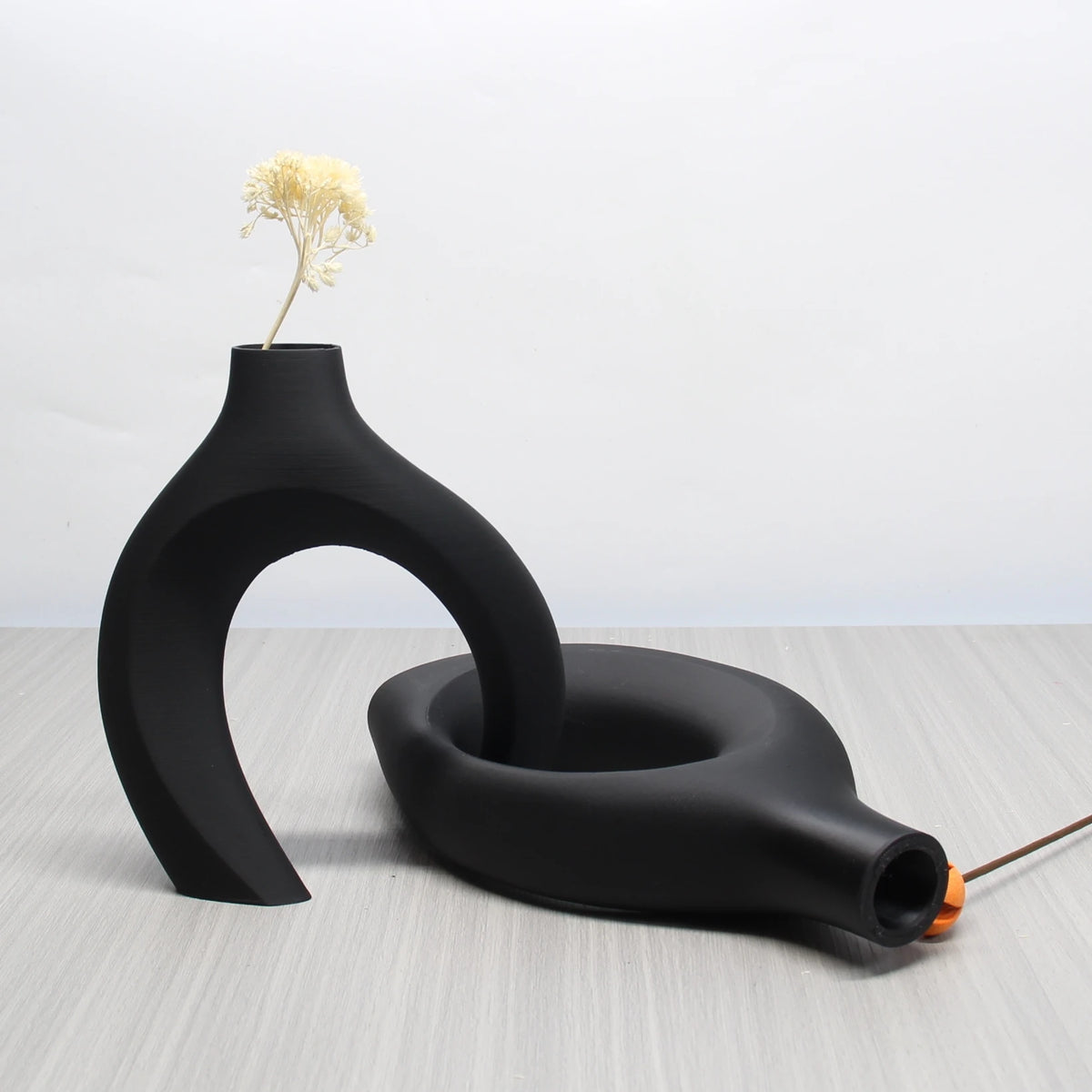 vases decoratifs blanc noir forme abstraite moderne minimaliste sculptural fleurs seches chambre salon