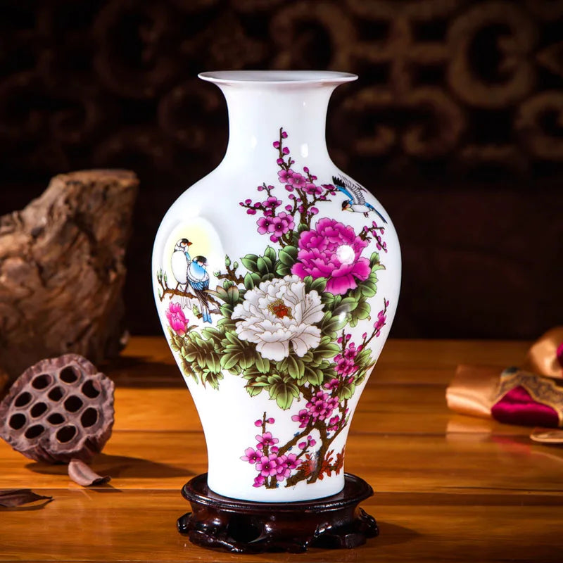 Le vase en porcelaine blanche décoré de magnifiques fleurs de pivoine et d'oiseaux colorés dans un style asiatique traditionalel.