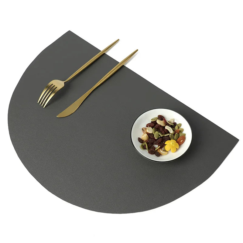 tapis table moderne bleu marine marron gris rose motifs géométriques opaques assiettes vaisselle minimaliste