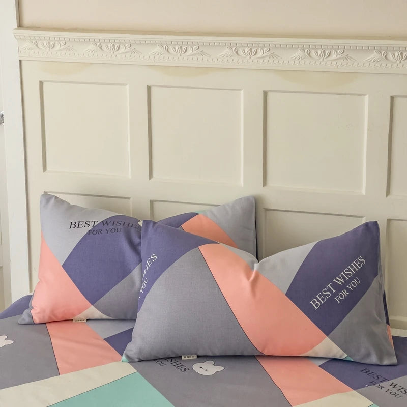 Coussin décoratif gris et orange avec le texte "Best wishes for you" sur un mur blanc avec un motif décoratif.