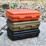 boîtes rangement survie pleine nature orange marron noir étanches flottantes outils edc pratique robuste