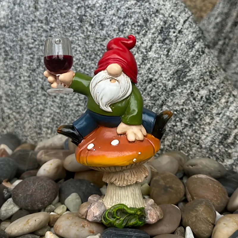 statue gnome assis champignon rouge vêtement vert pantalon bleu barbe blanche verre vin opaque
