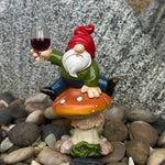 statue gnome assis champignon rouge vêtement vert pantalon bleu barbe blanche verre vin opaque