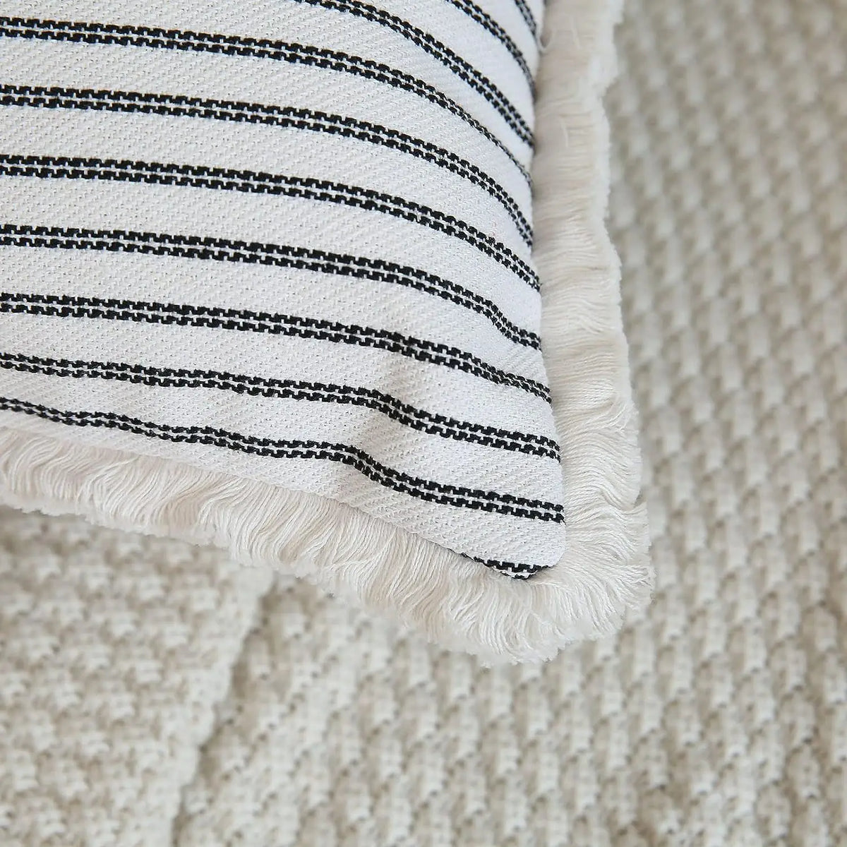 coussin carré rayures horizontales coton polyester décoration canapé rustique fixations couleur beige noir