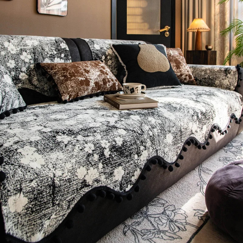 housse canapé moderne blanche taches noires pompons décoratifs protection salon tissu polyester élégant