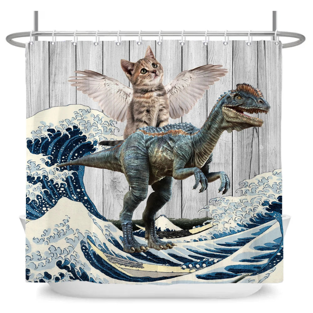 Rideau de douche montrant un dinosaure bleu semblable à un vélociraptor, chevauchant une grande vague d’inspiration japonaise, avec un chaton tigré muni d’ailes posé sur son dos, le tout sur un fond de lambris gris.