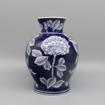Vase en céramique bleu et blanc avec des motifs floraux élégants.