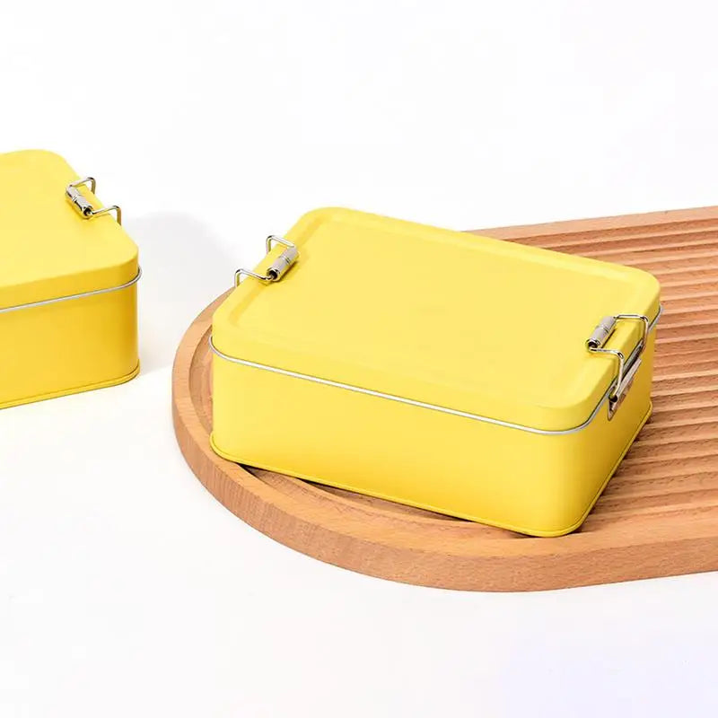 boîte métallique jaune vintage cadenas fermeture sûre rangement bijoux classique matériau lisse sécurité alimentaire