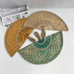 éventail pliant tissé raphia motifs géométriques naturel vert bleu marron jaune anneaux métalliques traditionnel