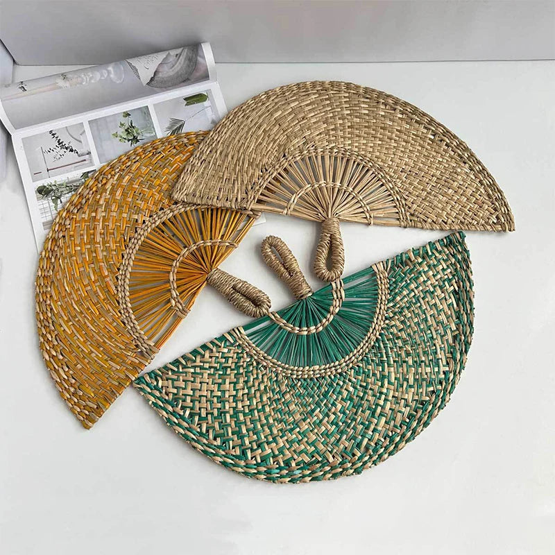 éventail pliant tissé raphia motifs géométriques naturel vert bleu marron jaune anneaux métalliques traditionnel