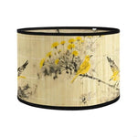 abat jour artisanal oiseaux fleurs branches beige noir jaune rose vert boucle métallique