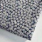 tissu classique fleurs blanches bleu marine vert clair rouge foncé 150cm 50cm coton linge