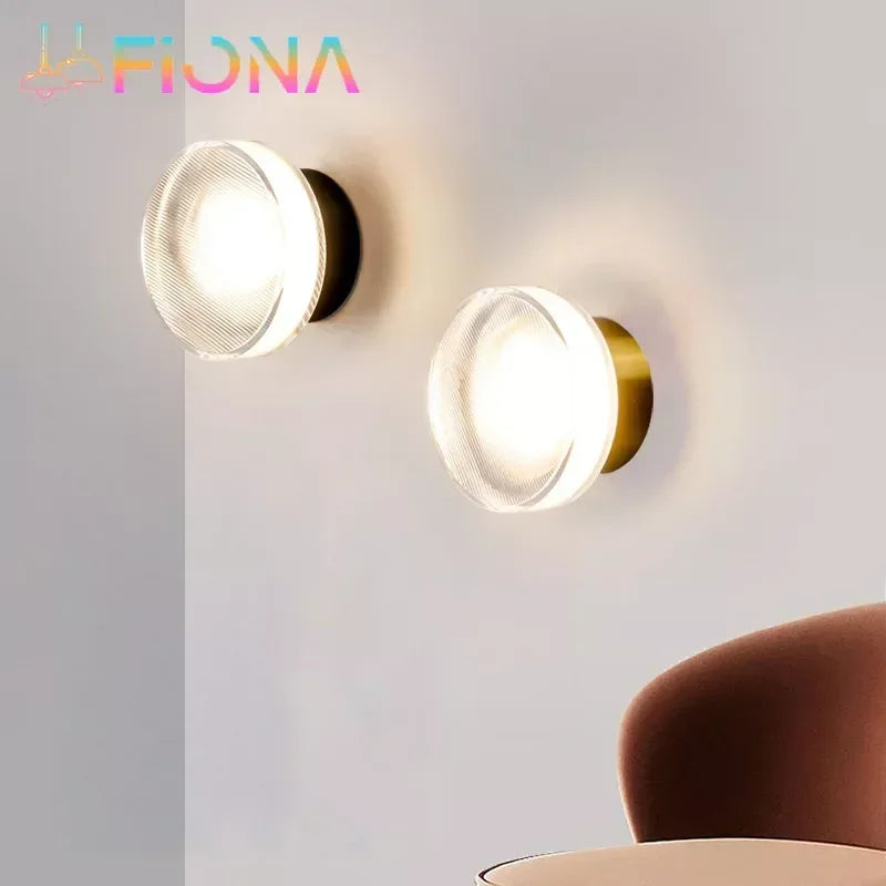 Applique murale LED ronde noire éteinte sur un mur gris