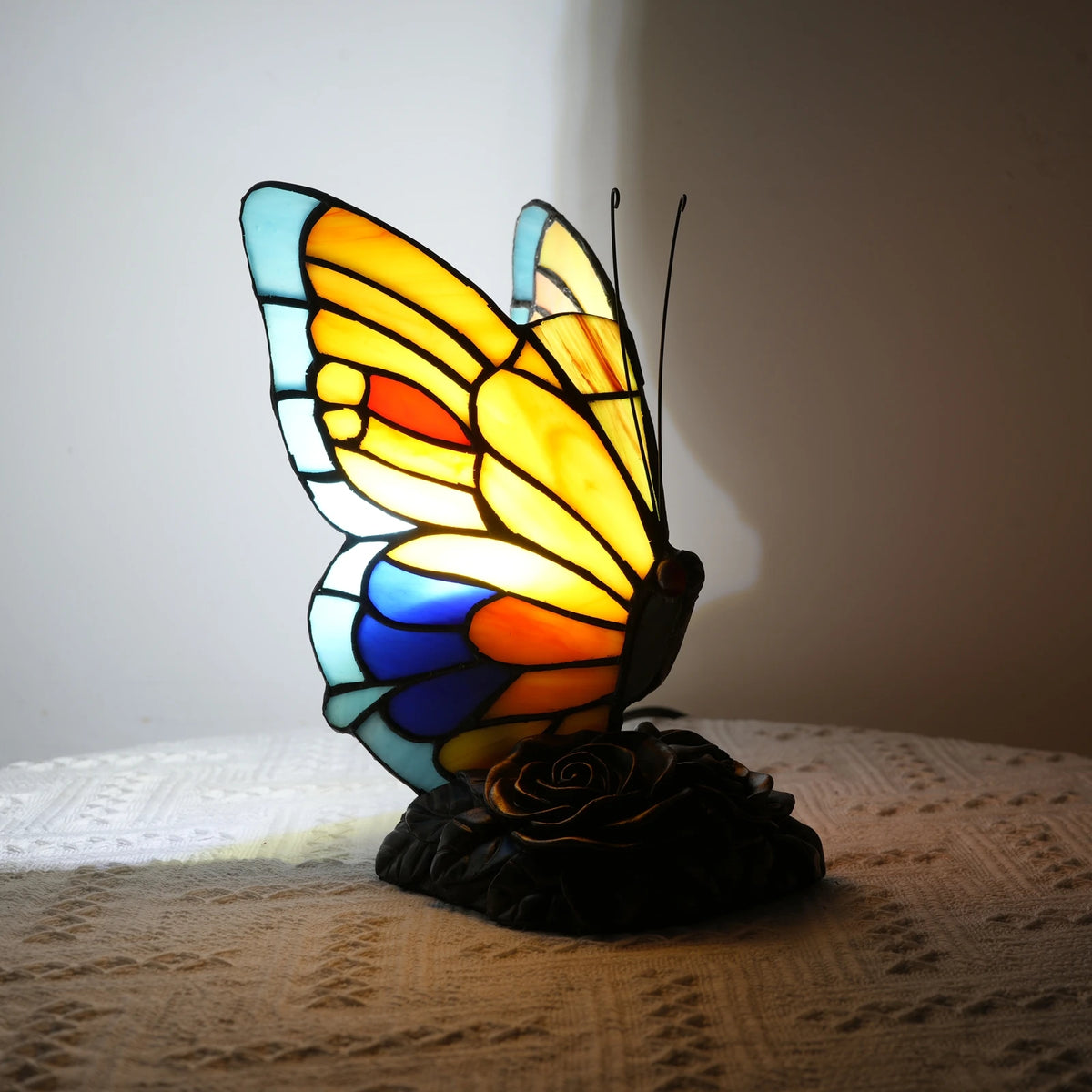 lampe poser tiffany multicolore papillon motifs géométriques opacité interrupteur câble d'alimentation art déco veilleuse