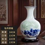 Vase en porcelaine blanc et bleu avec motifs de roses.