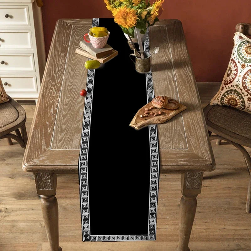 chimene table lin motif grec noir blanc decoratif classique assiettes couverts verres