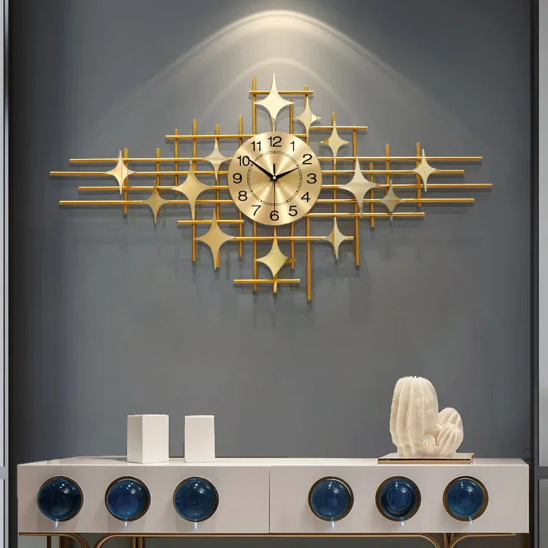 Détail du design géométrique et du motif étoile de l'horloge