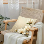 housse coussin carré motif floral fleurs blanches feuilles vertes bohème 100 polyester beige clair