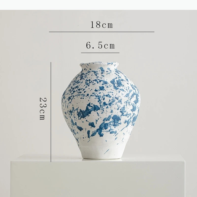 vase moderne blanc bleu rayures taches fleurs artificielles décoration intérieure unique table arrangement floral