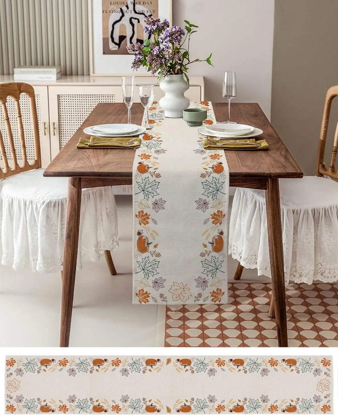 Une table de salle à manger élégante avec un chemin de table fleuri, des assiettes et verres sur un fond de bois et de carreaux de sol, avec un joli bouquet de fleurs au centre de la table.