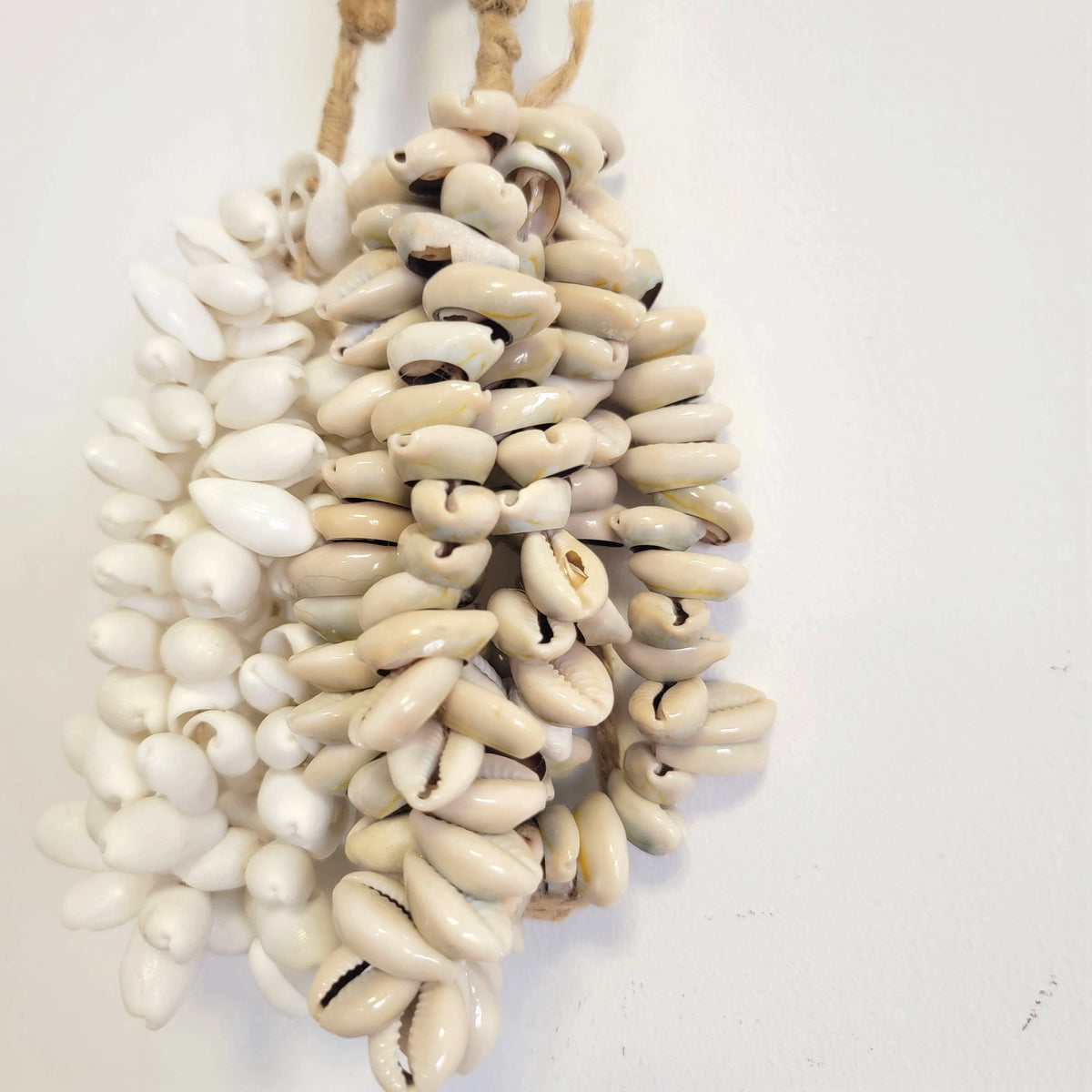 coquillage naturelles blanc beige artisanal suspension corde nouée décoration maison lisse opaques
