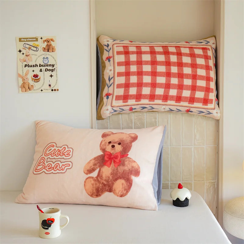 Une chambre d'enfant décorée avec des oreillers en forme d'animaux en peluche, notamment un ours en peluche brun sur un oreiller avec l'inscription "Cute Bear".