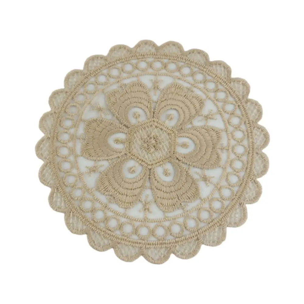 serviettes table brodées fleurées vintage romantique beige blanc marron clair tasse soucoupe cuillère
