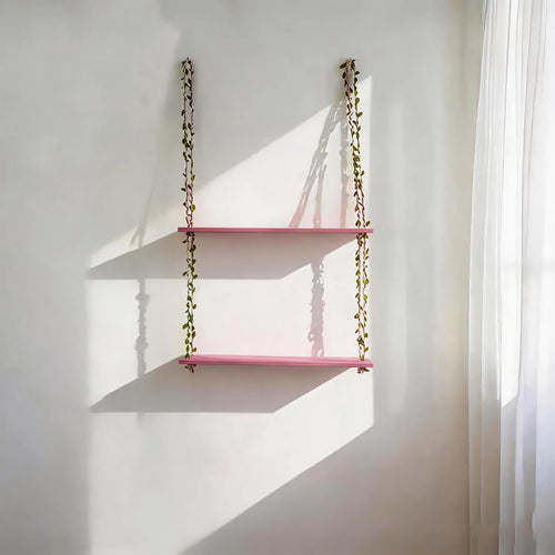 étagère suspendue moderne rose trois niveaux texture légèrement rugueuse chaînes métalliques pots fleurs cadre