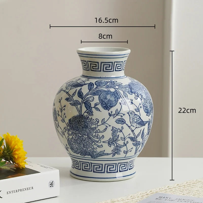 vase porcelaine chinois blanc bleu fleurs feuilles oiseaux géométrique classique floral table decoration