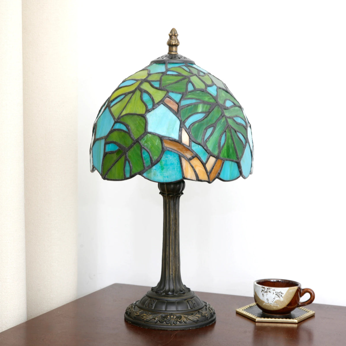 lampe table tiffany feuilles stylisées verre teinté vert bleu jaune brun mosaïque vitrail moderne