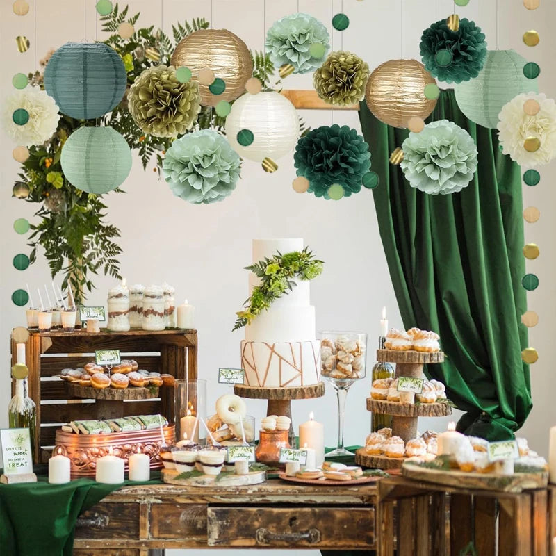 décoration fête anniversaire mariage pompons lanternes papier plissé vert beige blanc festive