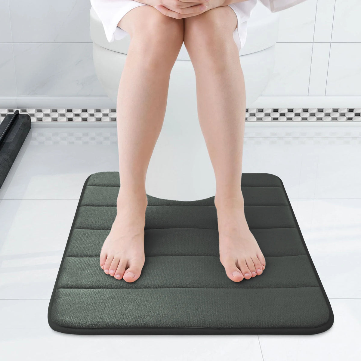 tapis toilette salle bain gris foncé rayures horizontales antidérapant mousse mémoire forme moderne confortable