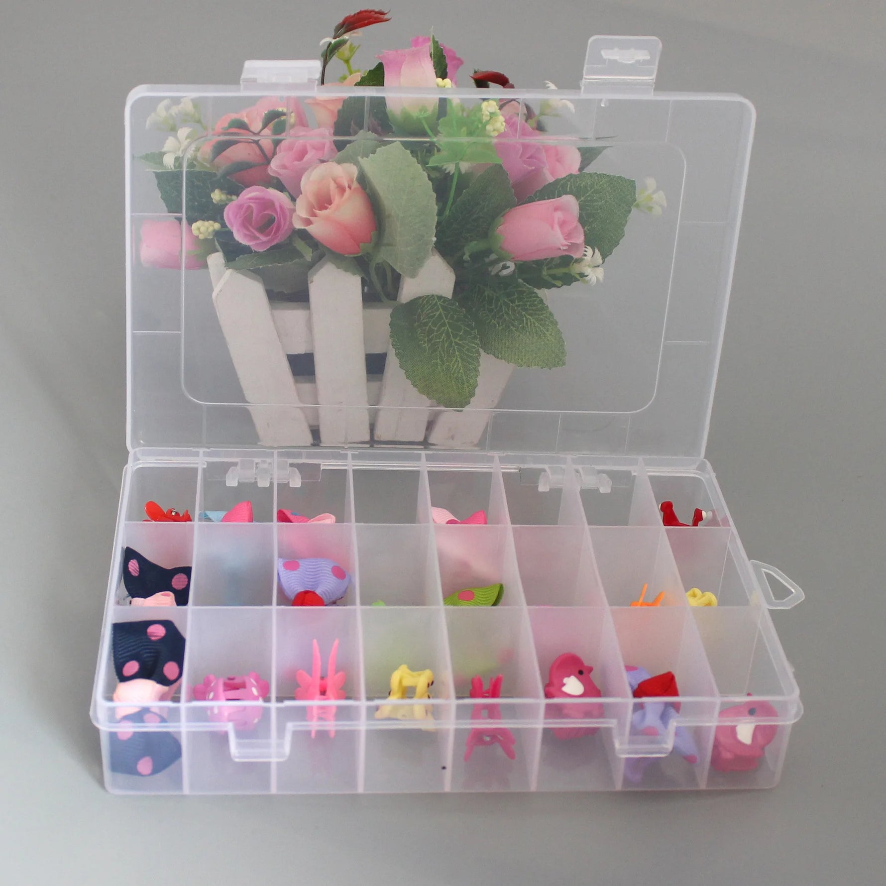 Boîte de rangement plastique noir avec multiples cases