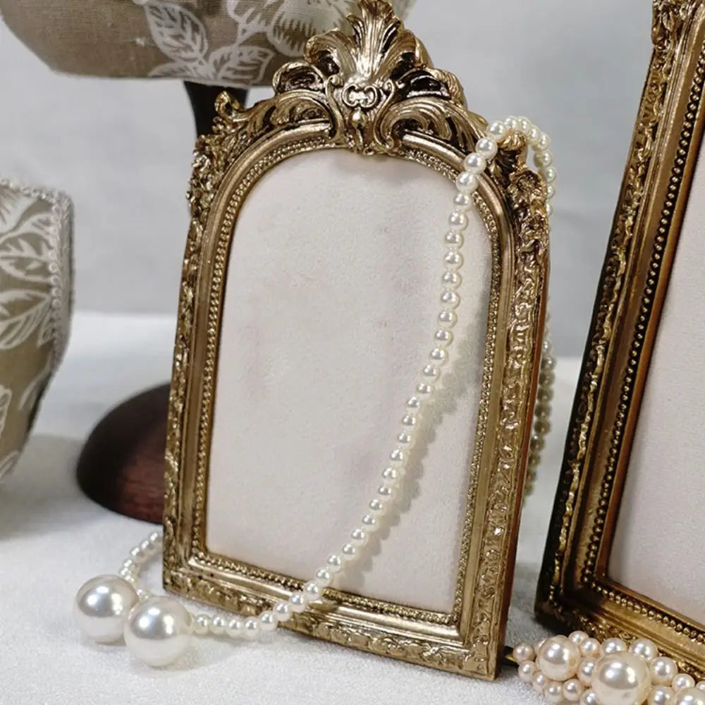 présentoir bijoux classique or rouge rose colliers boucles d'oreilles bracelets mannequin velours baroque vintage